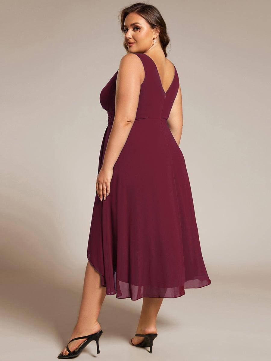 pretty AUGUST|Plus Size Pleated Sleeveless V-Neck Midi Chiffon Wedding Guest Dress