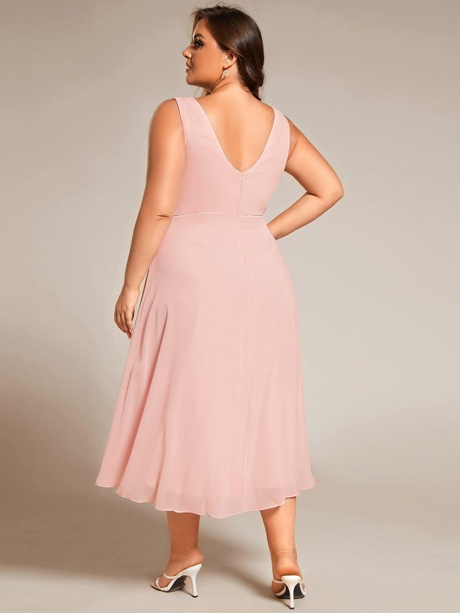 pretty AUGUST|Plus Size Pleated Sleeveless V-Neck Midi Chiffon Wedding Guest Dress